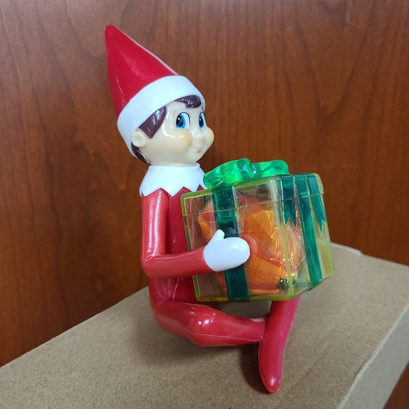 2015 Elf On The Shelf Candy Holder Elf with Lucite Gift Box Christmas Ornament - Picture 2 of 6